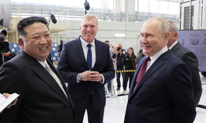 Tổng thống Nga Vladimir Putin (phải) và lãnh đạo Triều Tiên Kim Jong-un tại Vostochny Cosmodrome, sân bay vũ trụ hiện đại nhất của Nga, ngày 13/9. Ảnh: KCNA
