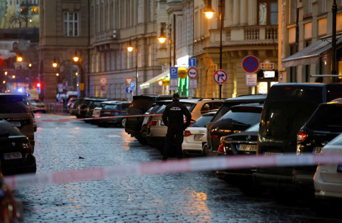 Cảnh sát phong tỏa hiện trường vụ xả súng tại Đại học Charles, Prague, Czech ngày 21/12. Ảnh: Reuters