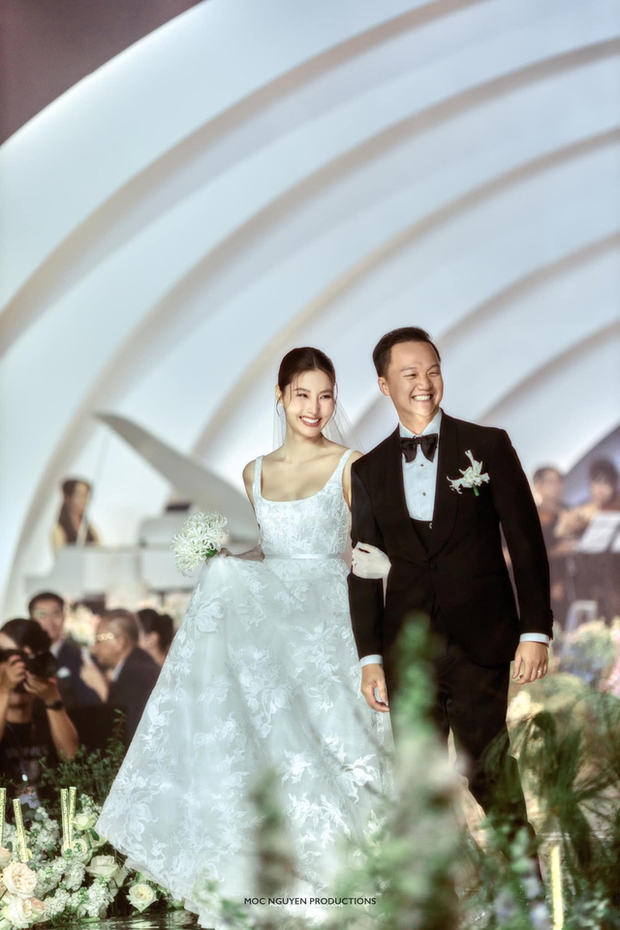 Linh Rin, Thanh Hằng và loạt mỹ nhân Việt cưới năm 2023: Người đơn giản đến bất ngờ, người bị chê làm lố - Ảnh 7.