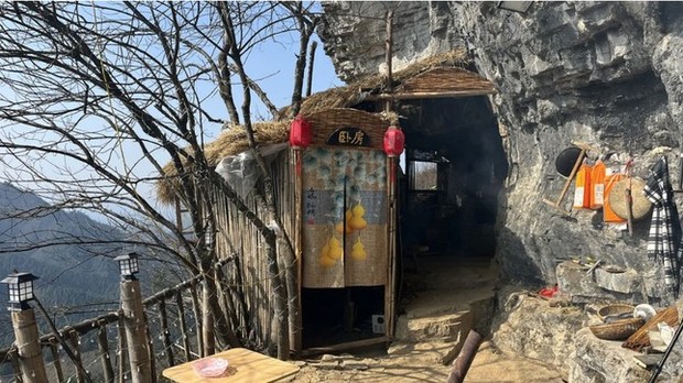 Trung Quốc: Thanh niên 21 tuổi nghỉ hưu, về dựng lều sống cheo leo trên núi - Ảnh 1.