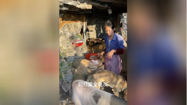Trung Quốc: Thanh niên 21 tuổi nghỉ hưu, về dựng lều sống cheo leo trên núi - Ảnh 2.