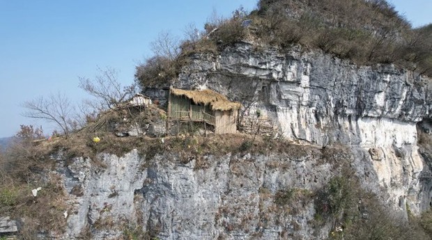 Trung Quốc: Thanh niên 21 tuổi nghỉ hưu, về dựng lều sống cheo leo trên núi - Ảnh 3.