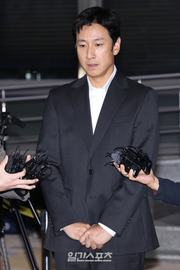 Cuộc đời Ảnh đế Lee Sun Kyun: Từ đỉnh vinh quang rơi xuống hố sâu tuyệt vọng, để rồi chọn lấy cái kết bi thảm - Ảnh 13.