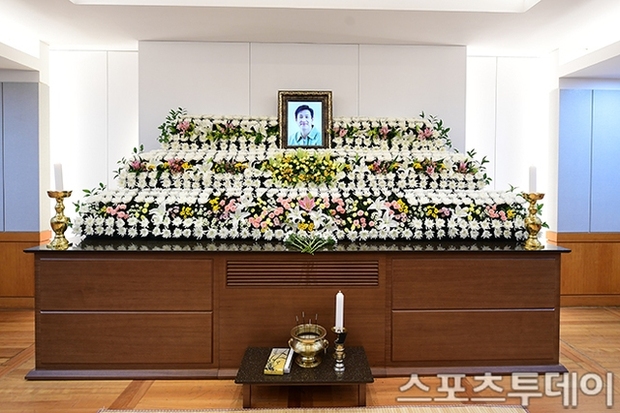 Loạt YouTuber làm loạn đám tang của Lee Sun Kyun, công ty quản lý phải khẩn thiết kêu gọi 1 điều - Ảnh 2.