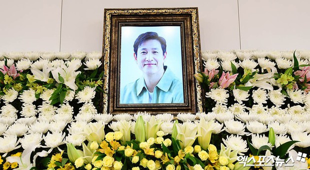 Loạt YouTuber làm loạn đám tang của Lee Sun Kyun, công ty quản lý phải khẩn thiết kêu gọi 1 điều - Ảnh 3.