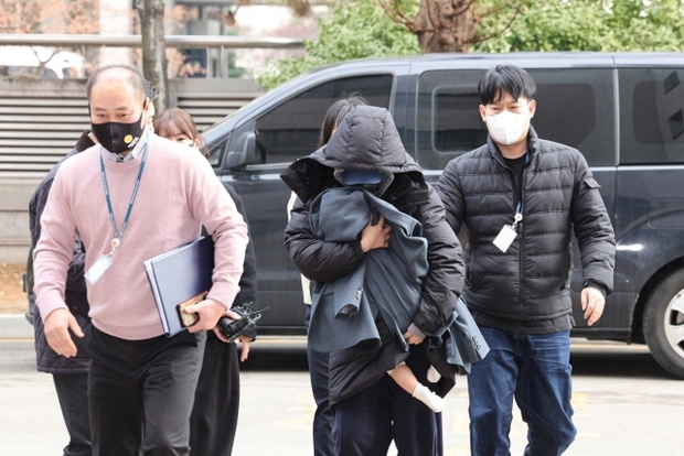 Người phụ nữ tống tiền Lee Sun Kyun cả tỷ đồng đã bị bắt, bế theo 1 đứa trẻ gây xôn xao dư luận - Ảnh 5.