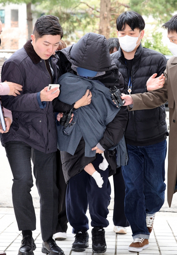 Người phụ nữ tống tiền Lee Sun Kyun cả tỷ đồng đã bị bắt, bế theo 1 đứa trẻ gây xôn xao dư luận - Ảnh 6.
