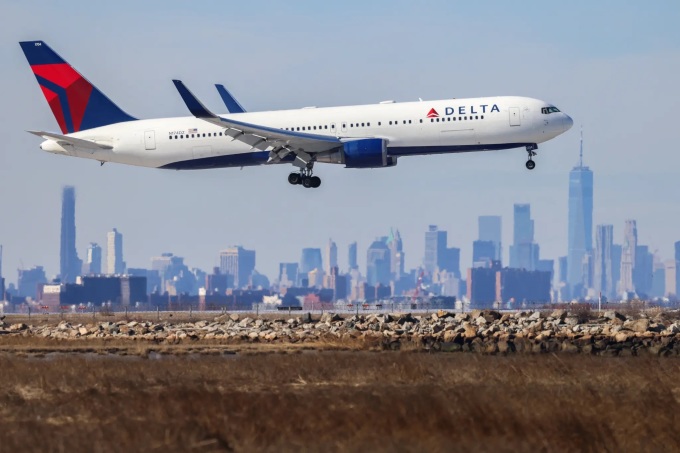 Máy bay của hãng hàng không Delta cất cánh từ sân bay JFK. Ảnh: AFP