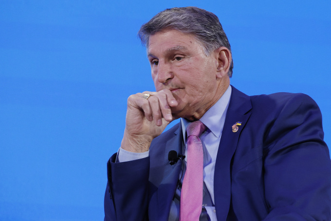 Thượng nghị sĩ Joe Manchin trong một sự kiện ở Washington, Mỹ hồi tháng 3. Ảnh: AFP