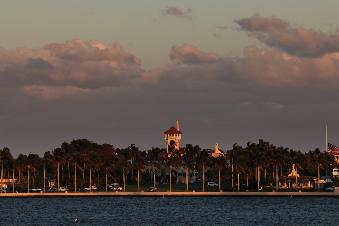 Mar-a-Lago nhìn từ hồ Worth Lagoon ngày 2/12. Ảnh: AFP