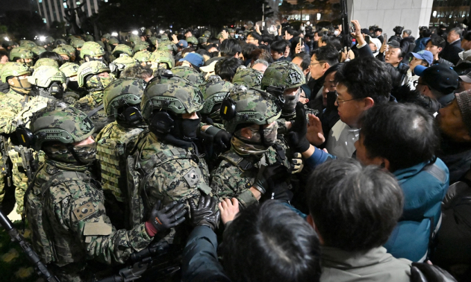 Binh sĩ Hàn Quốc tại khuôn viên tòa nhà quốc hội ngày 3/12. Ảnh: AFP