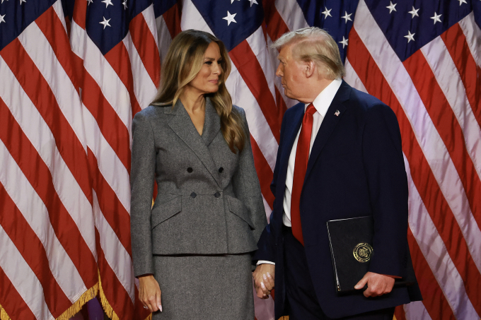 Ông Donald Trump và bà Melania tại Trung tâm hội nghị Palm Beach Convention, bang Florida ngày 6/11. Ảnh: AFP