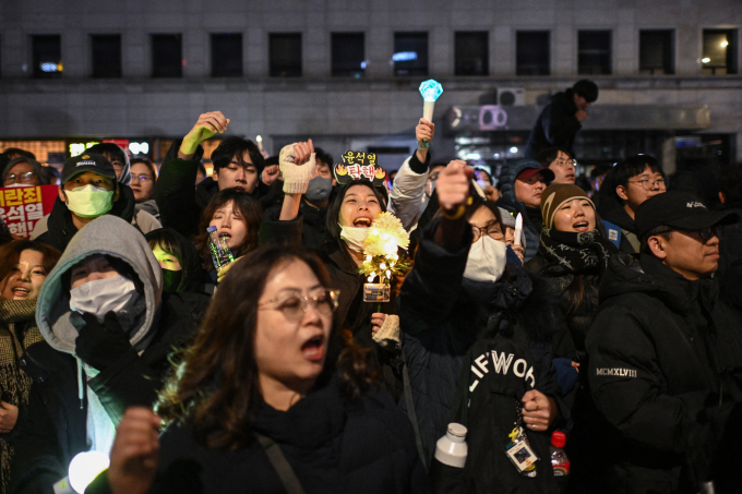 Người Hàn Quốc biểu tình phản đối Tổng thống Yoon Suk-yeol bên ngoài nhà quốc hội ở Seoul ngày 7/12. Ảnh: AFP