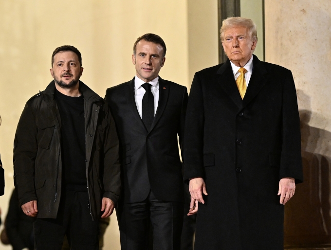 Từ trái qua phải: Tổng thống Ukraine Volodymy Zelensky, Tổng thống Pháp Emmanuel Macron và Tổng thống đắc cử Mỹ Donald Trump trong cuộc gặp tại Paris ngày 7/12. Ảnh: Reuters