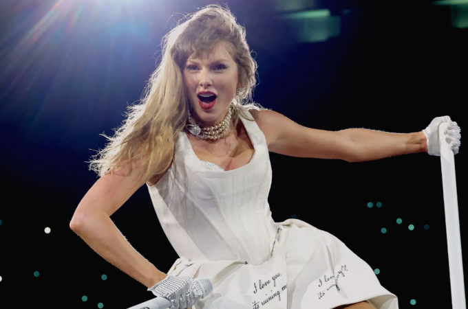 Taylor Swift trong show ngày 6/12 - một trong ba đêm diễn của cô tại Vancouver. Ảnh: Billboard