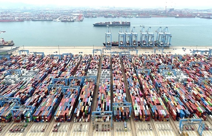 Tàu hàng và container tại cảng Thanh Đảo (Trung Quốc). Ảnh: Reuters