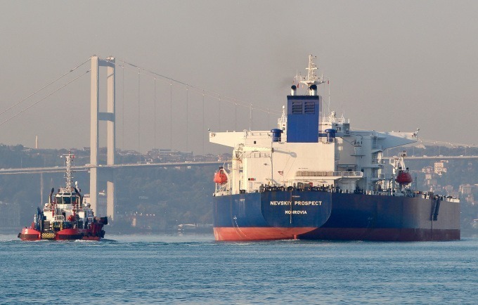 Tàu chở dầu thuộc Sovcomflot (Nga) đi qua eo biển Bosphorus (Thổ Nhĩ Kỳ) tháng 9/2020. Ảnh: Reuters