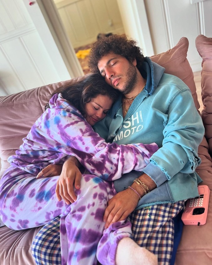 Selena Gomez và Benny Blanco trong bộ ảnh hồi tháng 7. Ảnh: Instagram Selena Gomez