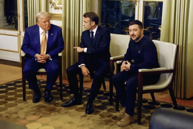 Tổng thống đắc cử Zelensky (phải), Tổng thống Macron và Tổng thống Zelensky trong cuộc gặp tại Paris ngày 7/12. Ảnh:Reuters