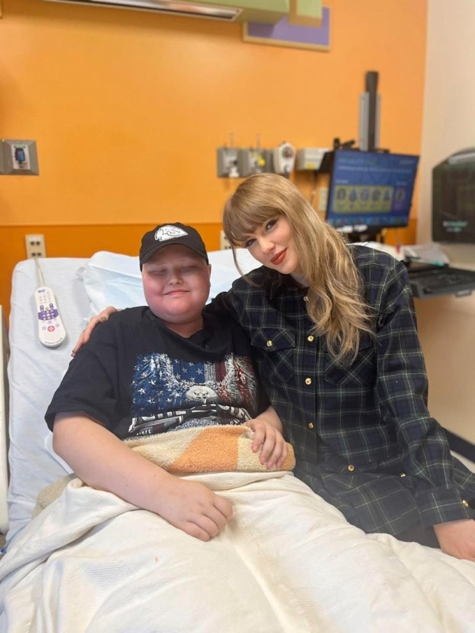 Taylor Swift và bé Rylie. Ảnh: Facebook/ Taylor Swift