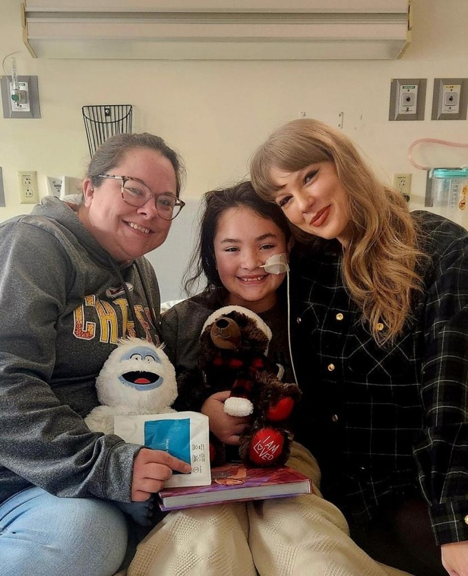 Taylor Swift (phải) và hai mẹ con bé Baylee. Ca sĩ tặng sách ảnh cho cô bé. Ảnh: Facebook/ Melissa Nuzum