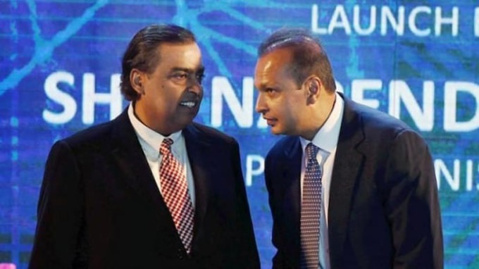 Hai anh em Mukesh Ambani (trái) và Anil Ambani (phải). Ảnh: Reuters