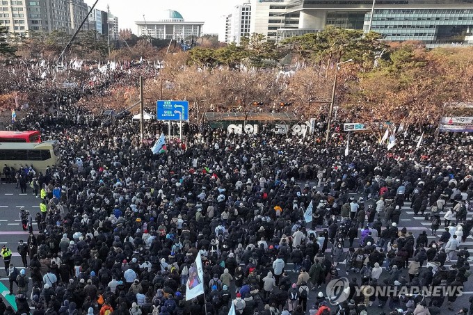 Người biểu tình kêu gọi ông Yoon Suk-yeol từ chức ở quận Yeongdeungpo, Seoul. Ảnh: Yonhap