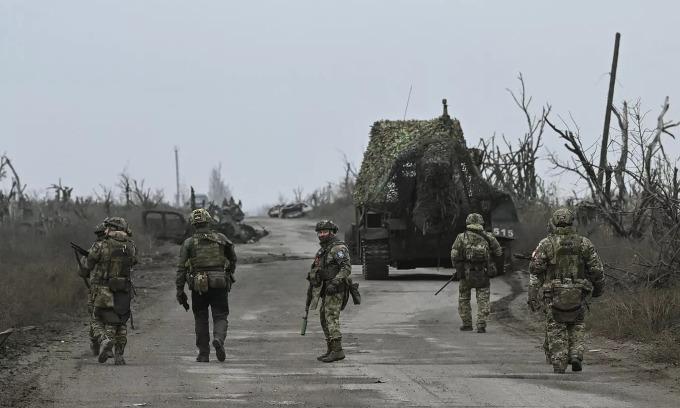 Công binh Nga rà phá mìn trên một tuyến đường ở quận Pokrovsk, tỉnh Donetsk ngày 16/11. Ảnh: RIA Novosti