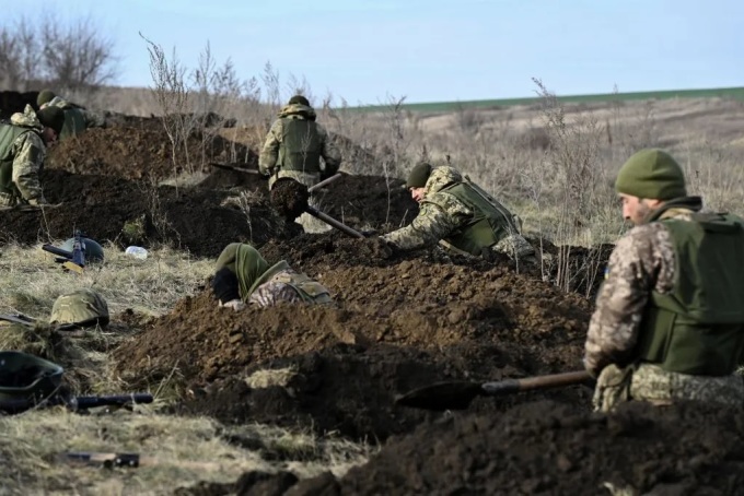 Đơn vị Ukraine đang đào hào trong cuộc diễn tập quân sự ở Donetsk hồi tháng 12/2023. Ảnh: AFP