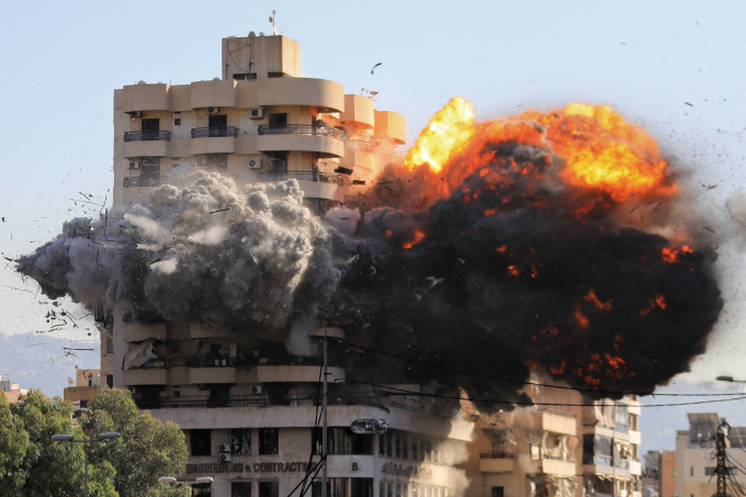 Tòa nhà ở khu Shiyah, ngoại ô phía nam thủ đô Beirut, Lebanon trúng đòn không kích từ Israel ngày 22/11. Ảnh: AFP