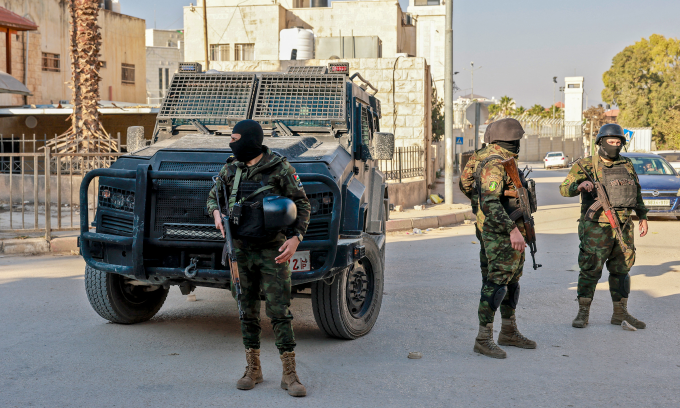 Lực lượng an ninh Palestine đứng gác trên đường tại thành phố Jenin hôm 6/12. Ảnh: AFP