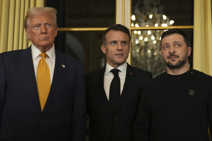 Từ trái qua phải: Tổng thống đắc cử Mỹ Donald Trump, Tổng thống Pháp Emmanuel Macron, Tổng thống Ukrainr Volodymyr Zelensky tại Paris ngày 7/12. Ảnh: AP