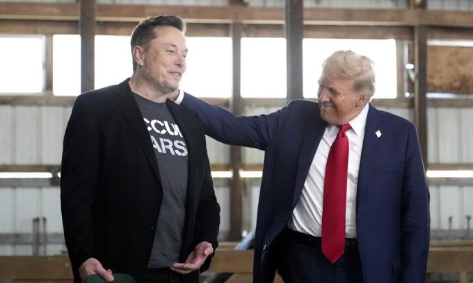 Elon Musk đứng bên cạnh ông Donald Trump tại một sự kiện vận động tranh cử ở Butler, Pennsylvania, hồi tháng 10. Ảnh: AP