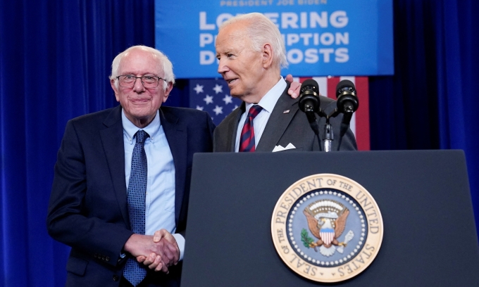 Thượng nghị sĩ Bernie Sanders (trái) và Tổng thống Mỹ Joe Biden tại New Hampshire ngày 22/10. Ảnh: Reuters