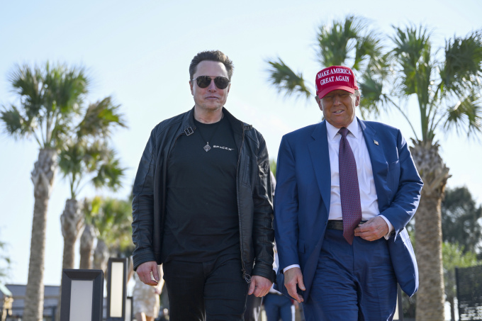 Tỷ phú Elon Musk (trái) và Tổng thống đắc cử Donald Trump tại Boca Chica, bang Texas ngày 19/11. Ảnh: AP