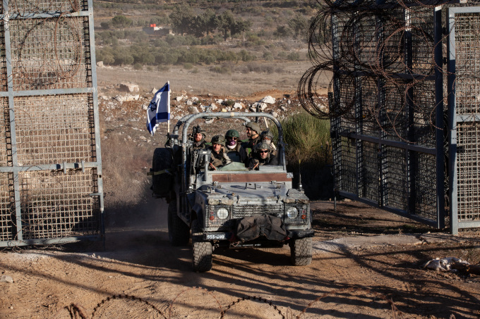 Xe quân sự Israel đi vào lãnh thổ Syria từ làng Majdal Shams, nằm trong vùng Israel kiểm soát trên Cao nguyên Golan, vào ngày 15/12. Ảnh: AFP