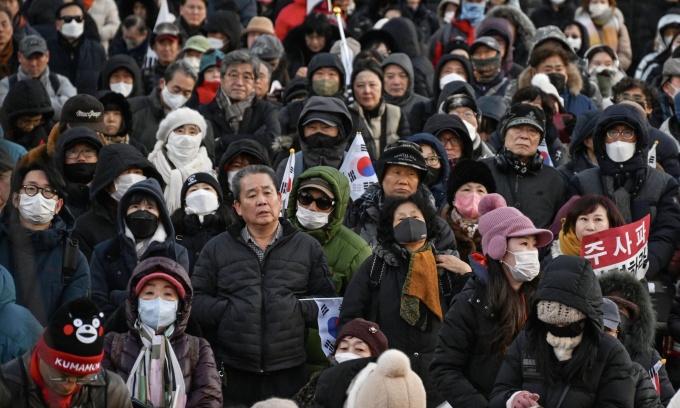 Người dân tuần hành trên đường phố Seoul, Hàn Quốc, ngày 14/12. Ảnh: Reuters