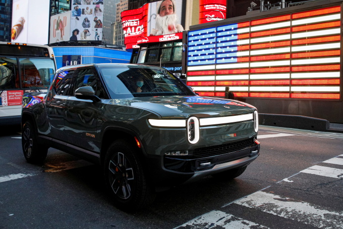 Chiếc bán tải điện Rivian R1T tại Quảng trường Thời đại, New York ngày 10/11/2021. Ảnh: Reuters