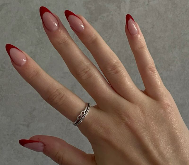 5 mẫu nail trending mùa Giáng sinh 2024: Tráng gương, họa tiết nơ chưa hạ nhiệt - 4