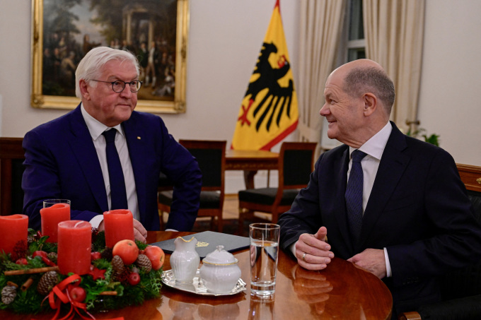 Thủ tướng Đức Olaf Scholz gặp Tổng thống Frank-Walter Steinmeier tại phủ tổng thống ở Berlin ngày 16/12. Ảnh: Reuters