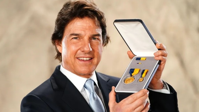 Tom Cruise nhận giải thưởng Dịch vụ công xuất sắc (Distinguished Public Service Award) do Hải quân Mỹ trao tặng. Ảnh: PA Media