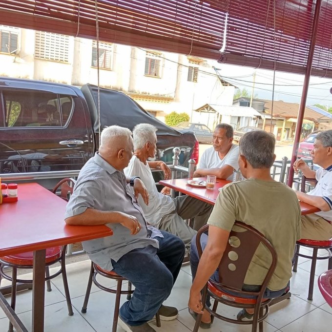 Hình ảnh Ngoại trưởng Hasan (ngoài cùng bên phải) cầm điếu thuốc trên tay khi ngồi cùng nhóm bạn tại nhà hàng. Ảnh: X/Inciter