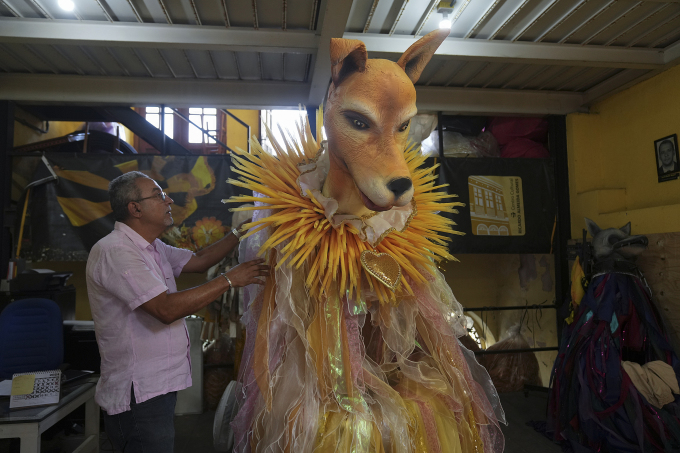 Phần đầu trang trí mô phỏng chó vàng ở trường dạy samba Sao Clemente tại Rio, Brazil. Ảnh: AP