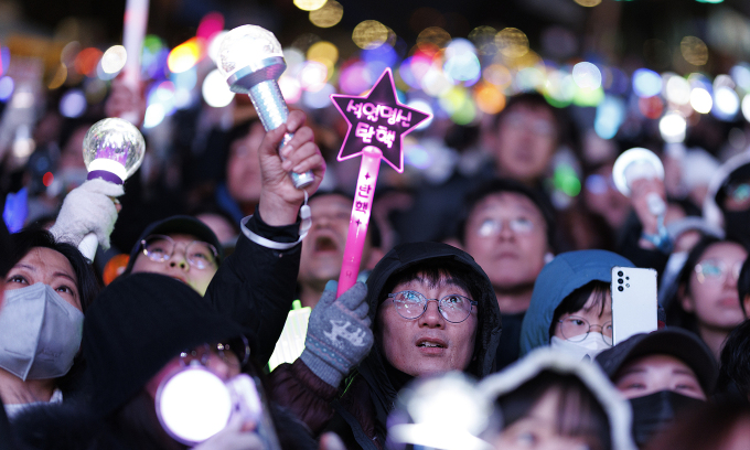 Người Hàn cầm lightstick sặc sỡ biểu tình ở Seoul hồi đầu tháng. Ảnh: Reuters