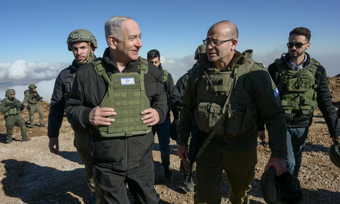 Ông Netanyahu (hàng đầu bên trái) trong chuyến thăm đỉnh Hermon hôm 18/12. Ảnh: AFP