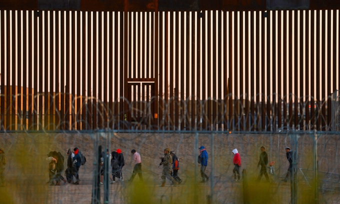 Tường biên giới Mỹ - Mexico nhìn từ Ciudad Juarez, Mexico, ngày 19/12. Ảnh: Reuters