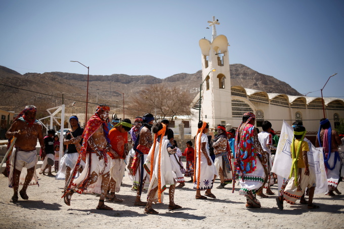 Người bản địa Tarahumara tham gia lễ hội ở thành phố Ciudad Juarez, bang Chihuahua, Mexico hồi năm 2021. Ảnh: Reuters