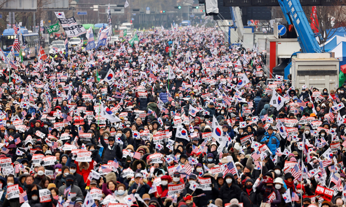 Người tham gia tuần hành tại thủ đô Seoul, Hàn Quốc ngày 21/12. Ảnh: Reuters