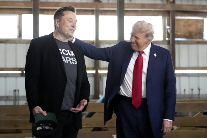 Ông Donald Trump và ông Elon Musk tại Butler, bang Pennsylvania ngày 5/10. Ảnh: AP