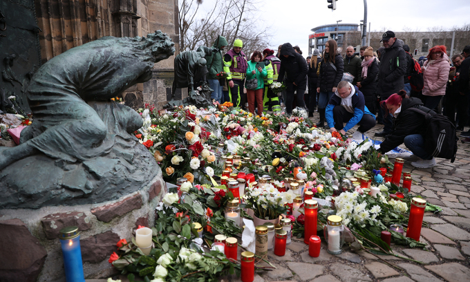 Người dân đặt nến, hoa tưởng nhớ nạn nhân vụ lao xe ở Magdeburg, Đức. Ảnh: AFP